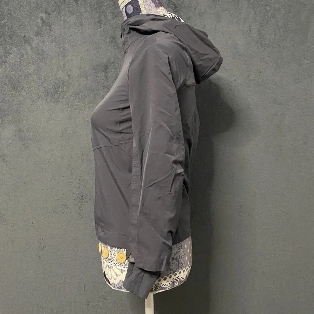Ivivva Lululemon Radiantly Rain Jacket Girls 8 Gray Lined Logo Waterproof Hooded